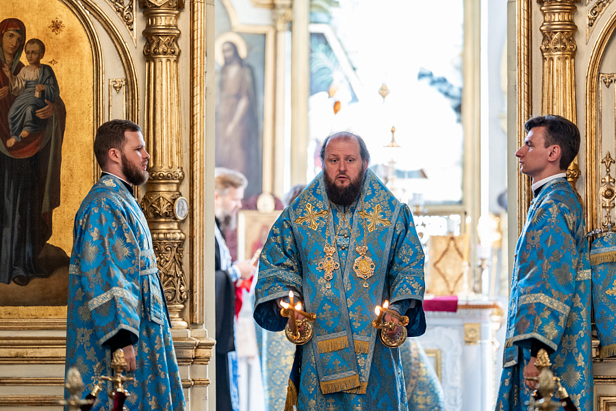 Божественная литургия в Троицком храме села Ваулово м.о. Чехов в день празднования Боголюбской иконы Божией Матери